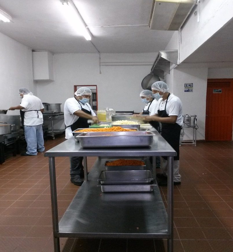 Personal uniformado en la línea de producción